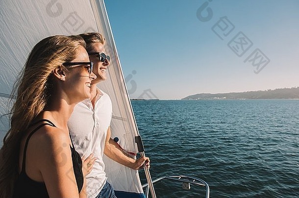 夫妇享受视图帆船三迭戈湾加州美国