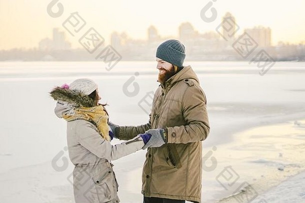 年轻的夫妇高高兴兴地深陷泥潭雪漫画战斗快乐年轻的夫妇拥抱冬天雪森林浪漫的生命支柱