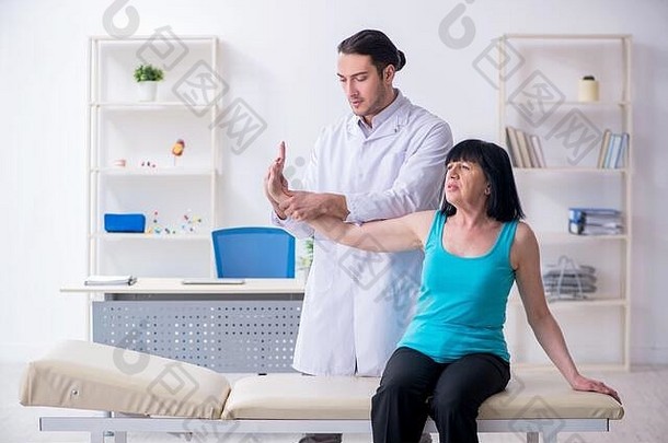 成熟的女人病人参观医生