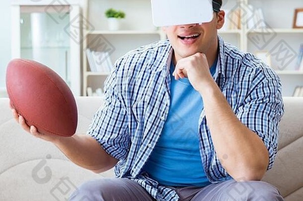 男人。穿虚拟现实眼镜看美国足球