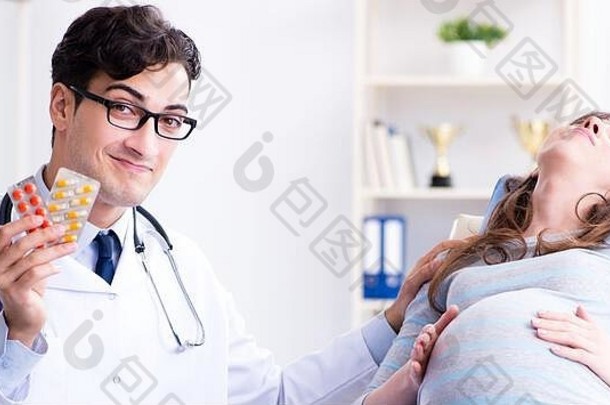 怀孕了女人参观<strong>医生</strong>咨询