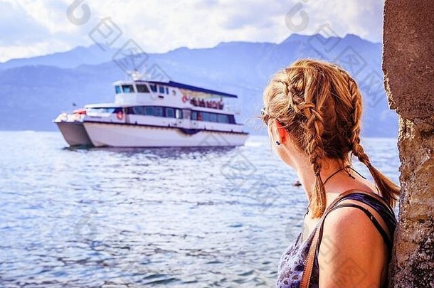年轻的女孩渡船意大利湖