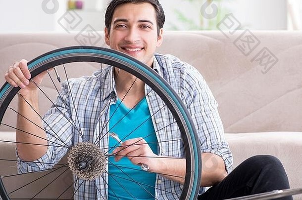 年轻的男人。修复自行车首页