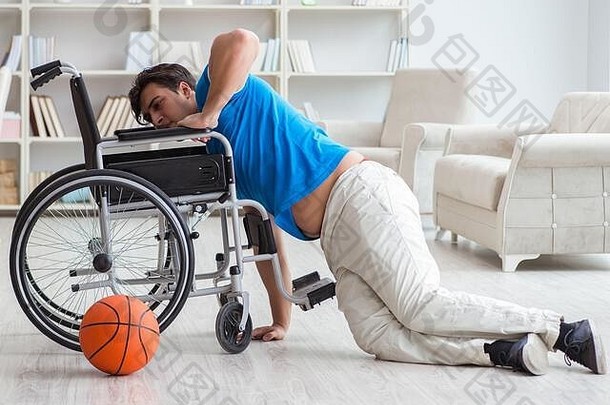 年轻的篮球球员轮椅恢复受伤