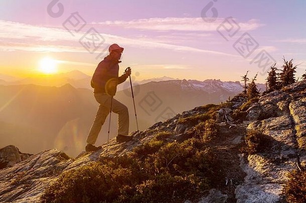 徒步旅行山