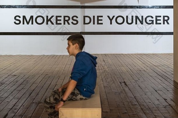 少年吸烟消息墙吸烟者这年轻的吸烟概念