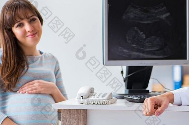 怀孕了女人参观医生常规的检查