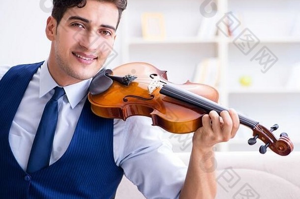 年轻的音乐家男人。练习玩小提琴首页