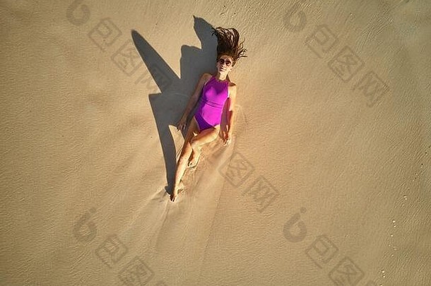 女人海滩塞舌尔空中前视图