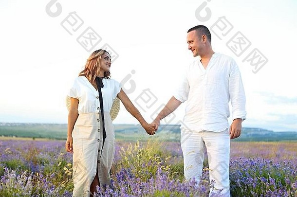 可爱的年轻的快乐夫妇爱场薰衣草花享受时刻幸福爱薰衣草场