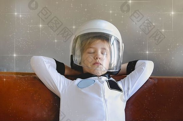 宇航员未来主义的孩子女孩白色完整的长度统一的头盔沙发