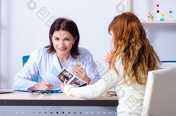 年轻的怀孕了女人参观有经验的医生妇科医生