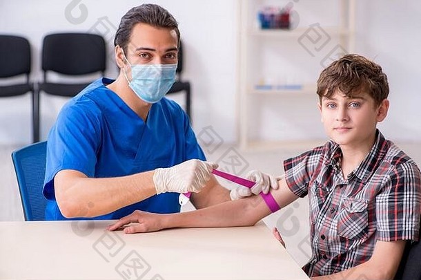 年轻的男孩参观医生医院