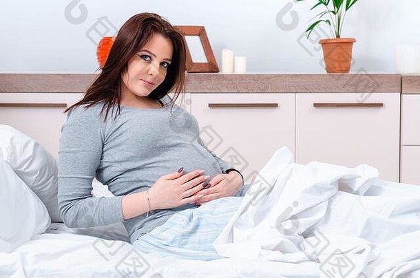 年轻的怀孕了女人卧室