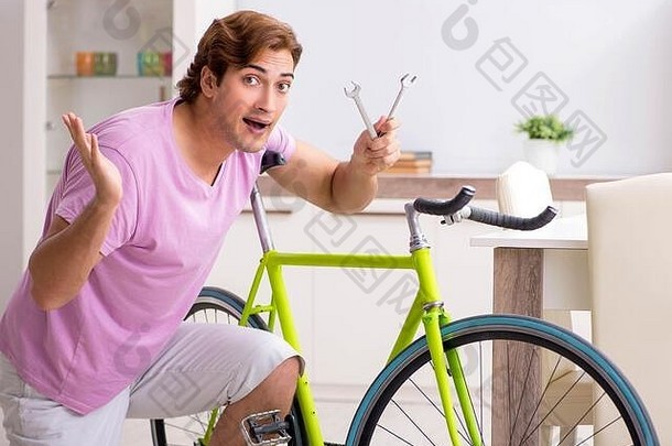 男人。修复破碎的自行车