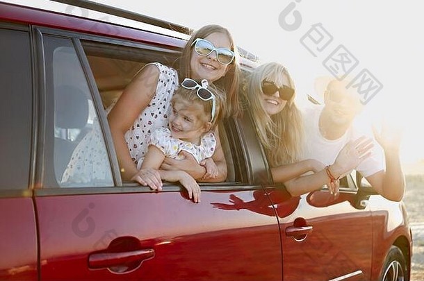 快乐微笑家庭女儿车海背景