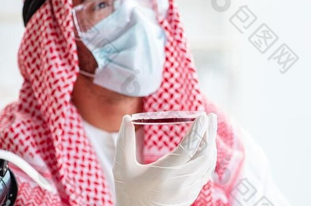 阿拉伯医生化学家研究病毒实验室