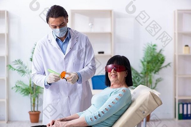 女人参观年轻的医生牙医