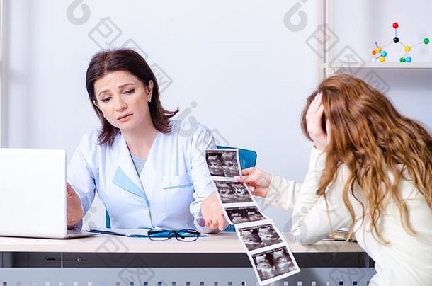 年轻的怀孕了女人参观有经验的医生妇科医生