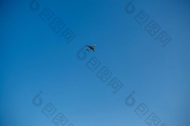 采取飞机视图蓝色的天空背景