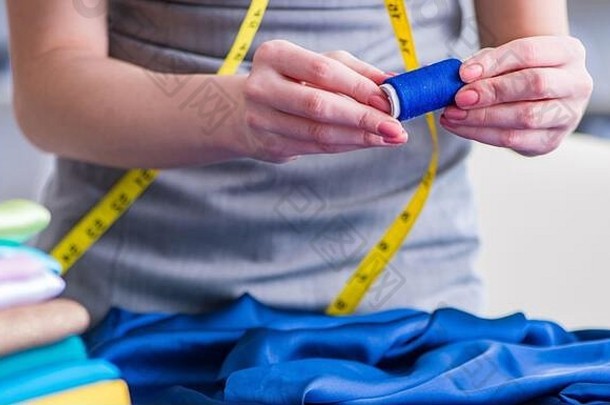 女人裁缝工作服装缝纫缝合测量