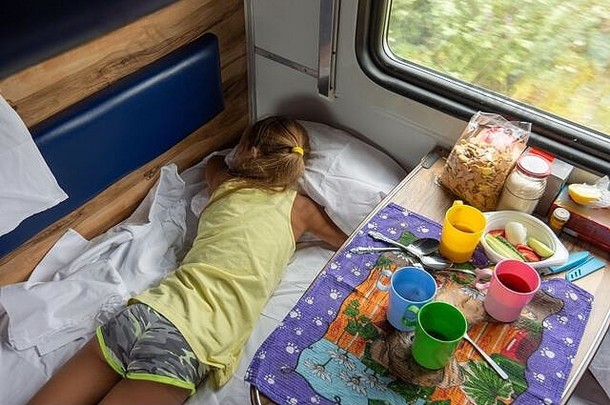 女孩睡觉底架子上火车