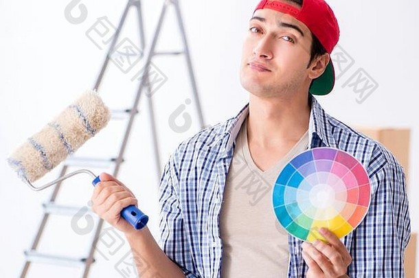 年轻的画家承包商选择颜色首页改造
