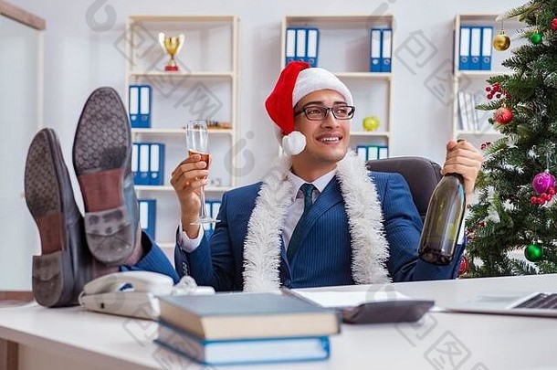 商人庆祝圣诞节假期办公室