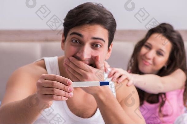 年轻的家庭怀孕测试结果