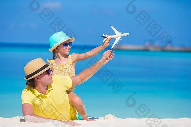 年轻的男人。女孩微型飞机海滩