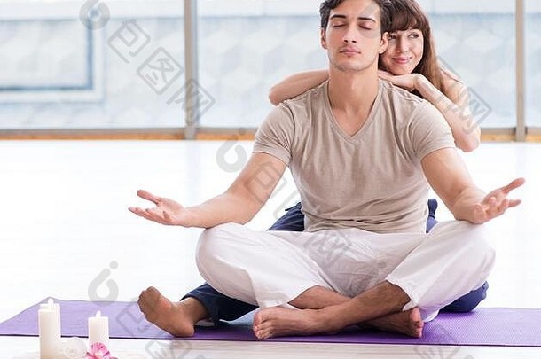 个人教练帮助瑜伽会话