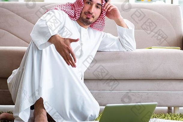 阿拉伯男人。工作首页工作