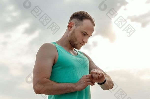肖像高加索人的家伙Azuret恤健身跟踪器阅读慢跑