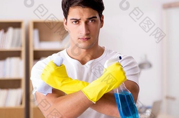 男人。丈夫清洁房子帮助妻子