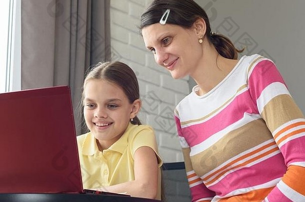 快乐女孩女孩坐着表格移动PC屏幕