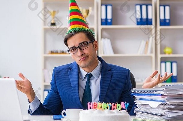 男人。庆祝生日办公室