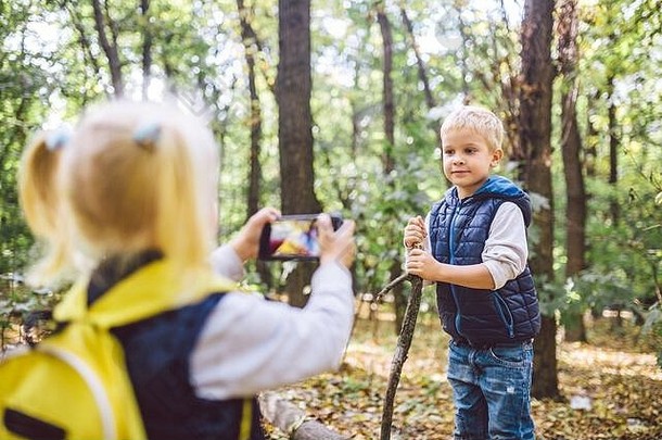 孩子们学龄前儿童高加索人哥哥妹妹图片移动电话相机森林公园秋天