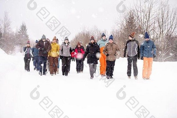 集团年轻的人走美丽的冬天景观