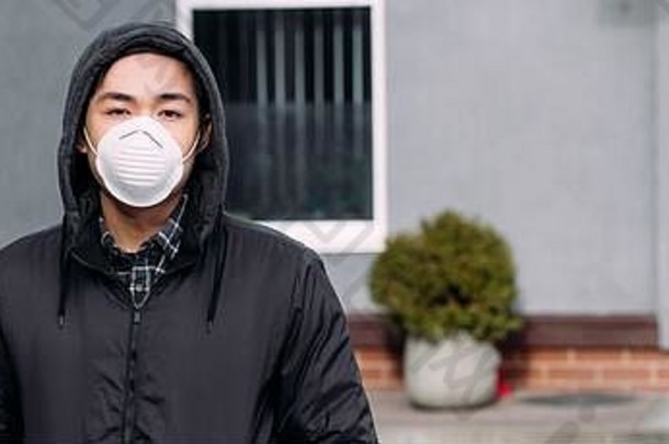 全景拍摄年轻的亚洲男人。呼吸器面具相机站街