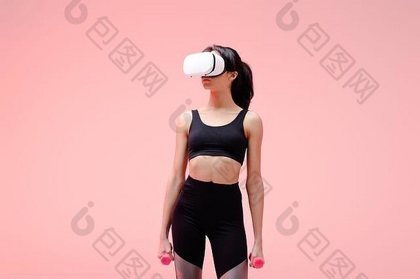 非洲美国女运动员虚拟现实耳机持有哑铃粉红色的