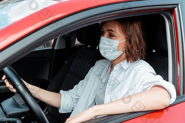 女人医疗面具开车车科维德流感大流行