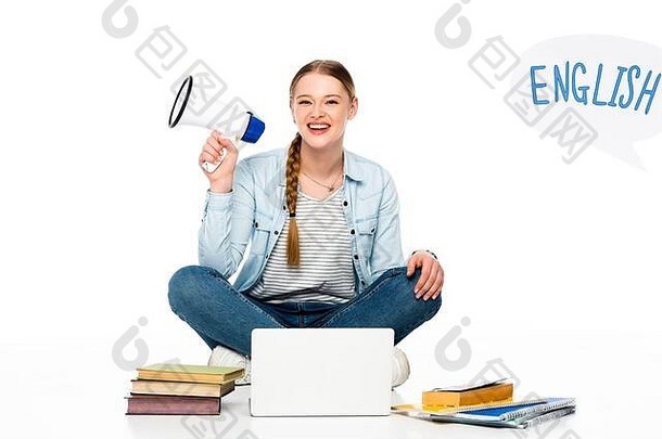 微笑女孩坐着地板上扬声器移动PC书异彩纷呈英语刻字演讲泡沫孤立的白色