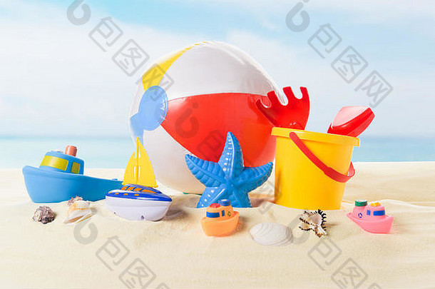 海滩球桶玩具沙子蓝色的天空背景
