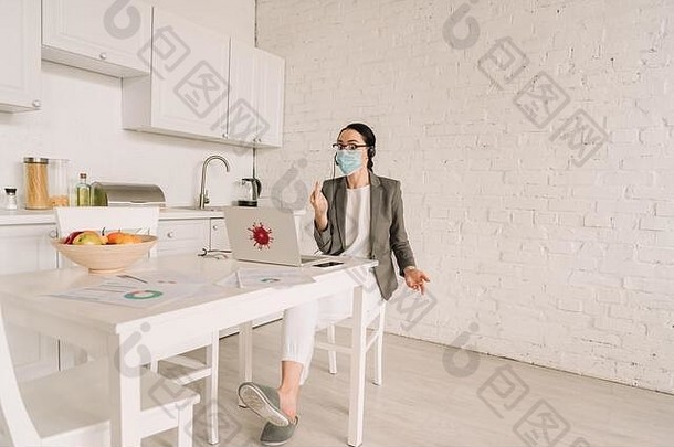 愤怒的女商人医疗面具夹克睡衣显示中间手指工作厨房移动PC