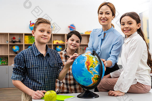 老师学生触碰全球微笑研究地理位置教室