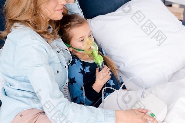 妈妈。哮喘孩子呼吸面具压缩机吸入器卧室