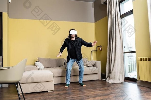 男人。虚拟现实耳机站生活房间
