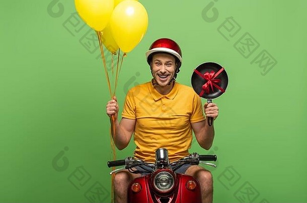 快乐交付男人。黄色的统一的踏板车煎锅气球孤立的绿色