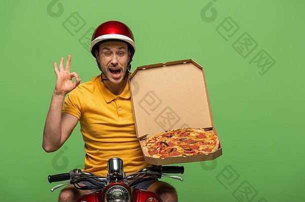 眨眼交付男人。黄色的统一的踏板车披萨显示标志孤立的绿色