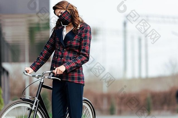 女商人格子面具会说话的智能手机自行车